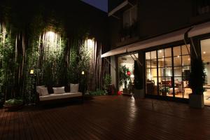 a lobby with a white couch and some plants at Legado Mitico Buenos Aires in Buenos Aires