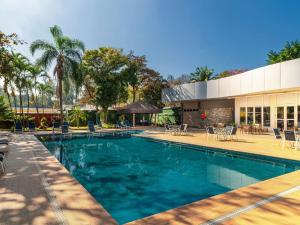 a swimming pool in front of a building at Novotel Sao Jose dos Campos in São José dos Campos