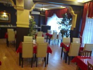 Un restaurante o sitio para comer en Mevlana Hotel