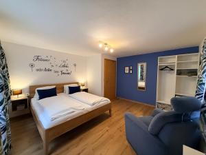a bedroom with a bed and a couch in a room at Grosses Apartment im Krämerhaus in Annaberg , 4 Schlafzimmer, 2 Badezimmer, 8 Personen, Zentrum in Annaberg im Lammertal