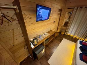 an overhead view of a room with a television on a wall at Wood Chalets Ella in Ella