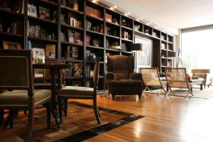 
a living room filled with furniture and a book shelf at Legado Mitico in Buenos Aires
