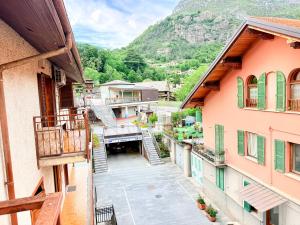 an overhead view of an alley between two buildings at Casa di Mary in Châtillon