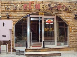 una entrada a un restaurante con puerta abierta en Mevlana Hotel, en Konya