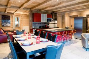 a kitchen and dining room with a table and chairs at CHALET EVEREST Les CHALETS D'HINOUKA SERRE CHEVALIER-CHANTEMERLE 200 m des pistes in Saint-Chaffrey