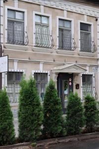 ein Gebäude mit Bäumen davor in der Unterkunft Like Hostel in Chişinău
