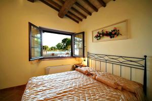 A bed or beds in a room at AgriResort Spa Glamping Poggio Di Montedoro