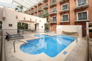 a swimming pool in the middle of a building at Holiday Inn Express - Monterrey - Tecnologico by IHG in Monterrey