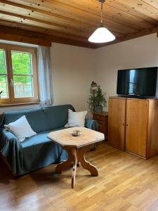 a living room with a couch and a table at Ferienwohnung Gaiswinkler in Grundlsee