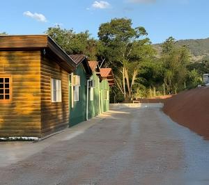 an empty road next to a wooden building at Joseph Prime Studio Hotel Extrema MG in Extrema