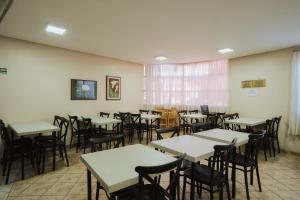 an empty dining room with tables and chairs at Hotel Nacional Service - Fácil acesso a Região da 44 e Rodoviária in Goiânia