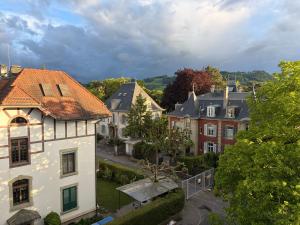 a view of a town with houses and trees at Maison Mosgenstein in Bern