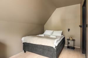 ein kleines Schlafzimmer mit Bett im Dachgeschoss in der Unterkunft Trolltunga Harmony in Odda