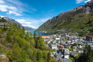 eine Stadt in den Bergen mit einem Gewässer in der Unterkunft Trolltunga Harmony in Odda