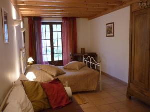 a bedroom with a bed and a window at Chambre d'Hôtes La Bourdasse in Loubens +4 photos