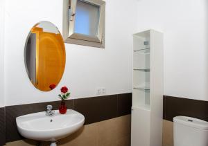 カン・ピカフォルトにあるCasa Paulaのバスルーム(洗面台、鏡、トイレ付)
