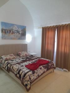 a bedroom with a bed with a blanket on it at Taguermess Tag 6 in Taguermess