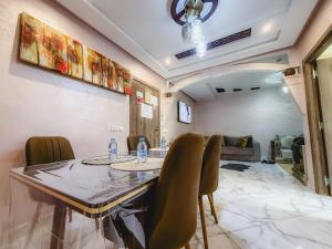 a dining room with a table and chairs at Les Jardins Anass 1 aéroport Marrakech in Marrakesh