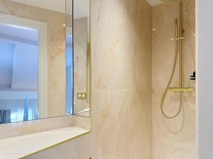a bathroom with a shower and a mirror at Duplex charmant dans le centre - La suite Incas in Le Puy-en-Velay +17 photos