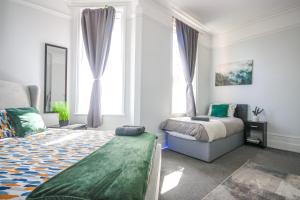ein Schlafzimmer mit einem Bett und einem großen Fenster in der Unterkunft Spacious - 8ight Havens in Folkestone