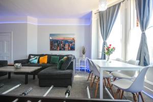 ein Wohnzimmer mit Sofa und Tisch in der Unterkunft Spacious - 8ight Havens in Folkestone