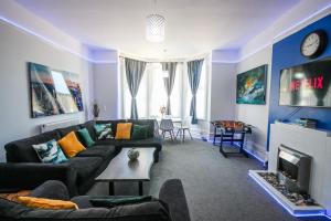 ein Wohnzimmer mit Sofa und Tisch in der Unterkunft Spacious - 8ight Havens in Folkestone