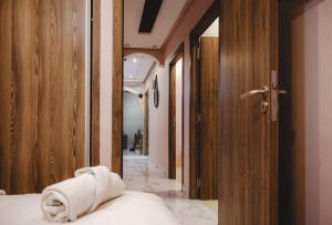 a room with a bed with towels on it at Les Jardins Anass 1 aéroport Marrakech in Marrakesh