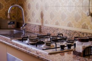 a stove top in a kitchen next to a sink at Les Jardins Anass 1 aéroport Marrakech in Marrakesh +17 photos