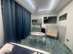 a small room with a table and a chair at Costa blu in Agropoli