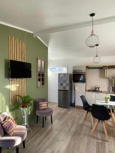 a kitchen and living room with a table and chairs at Rancho Elquino in Vicuña