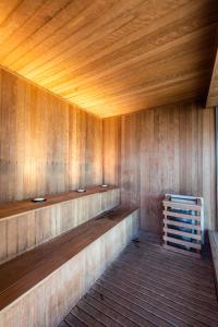 a sauna with wooden walls and a wooden ceiling at 4 Studios Luxo Varanda Cozinha Equipada Piscina Academia Garagem WiFi Perto do Metrô Praça da República São Paulo in São Paulo