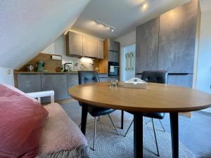 eine Küche mit Tisch und Stühlen in einem Zimmer in der Unterkunft ElbZeit in Hitzacker