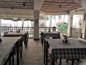 een kamer met tafels en stoelen in een gebouw bij Dephani Beach Hotel in Negombo