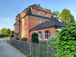 a large orange building with a fence in front of it at FEWO Geborgenheit ASZA mit strahlungsfreien Zonen in Bautzen