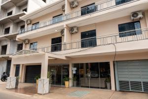 an external view of a building with a balcony at New Apart Hotel Ciudad del Este in Ciudad del Este