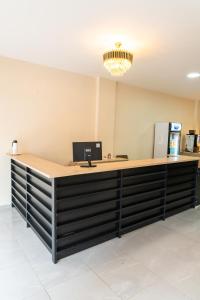 an office with a desk with a computer on it at New Apart Hotel Ciudad del Este in Ciudad del Este