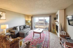 a living room with a couch and a table at Ground Floor - Ocean View Condo - Pet-Friendly in Lincoln City +29 photos