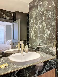 a bathroom with a sink and a mirror at La suite du Brésil - Centre historique du Puy in Le Puy-en-Velay +28 photos