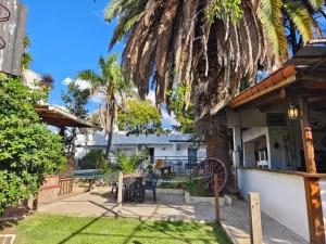 a house with a yard with a table and chairs at HAUS EDELWEISS, Casa Quinta en Monte Grande, Bs As, EZEIZA AIRPORT, GARDEN, SWIMMING POOL in Monte Grande