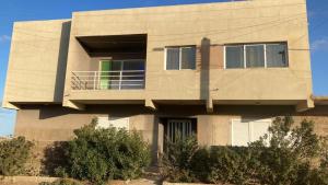 a building with a balcony on the side of it at Ap Doce Lar in Espargos