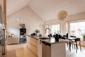 eine Küche und ein Esszimmer mit Tisch und Stühlen in der Unterkunft Circuitus in Växjö