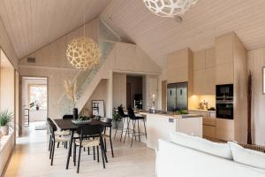 eine Küche und ein Esszimmer mit Tisch und Stühlen in der Unterkunft Circuitus in Växjö