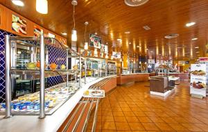 Supermarket nebo jiné obchody v  hotelu nebo okolí