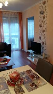 ジェールにあるIsabell Apartments Győrのリビングルーム(ダイニングテーブル付)、