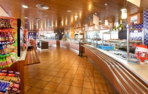 Supermarket nebo jiné obchody v  hotelu nebo okolí