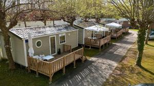 an overhead view of a row of mobile homes at Alojamiento - Bungalows en el centro de Laredo a 200 m de la playa in Laredo