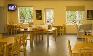 Madsa Recreational Center tesisinde bir restoran veya yemek mekanı
