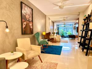 a living room with chairs and a table at Injoy Suítes & Aparts in Rio de Janeiro