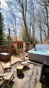 a backyard with a hot tub and a house at La Suite du Havre in Saint-Charles-des-Grondines
