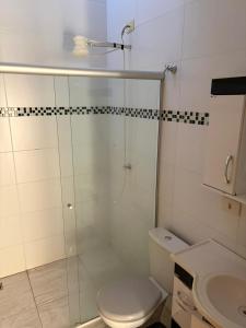 a bathroom with a shower with a toilet and a sink at Casa próximo da Havan, UFMS e ArenaMix com Garagem in Três Lagoas +10 photos